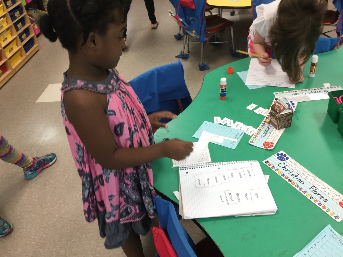 Viola1First's tweet photo. Sorting ‘ow’ and ‘ou words in first grade! https://t.co/XQXkZDlNMB