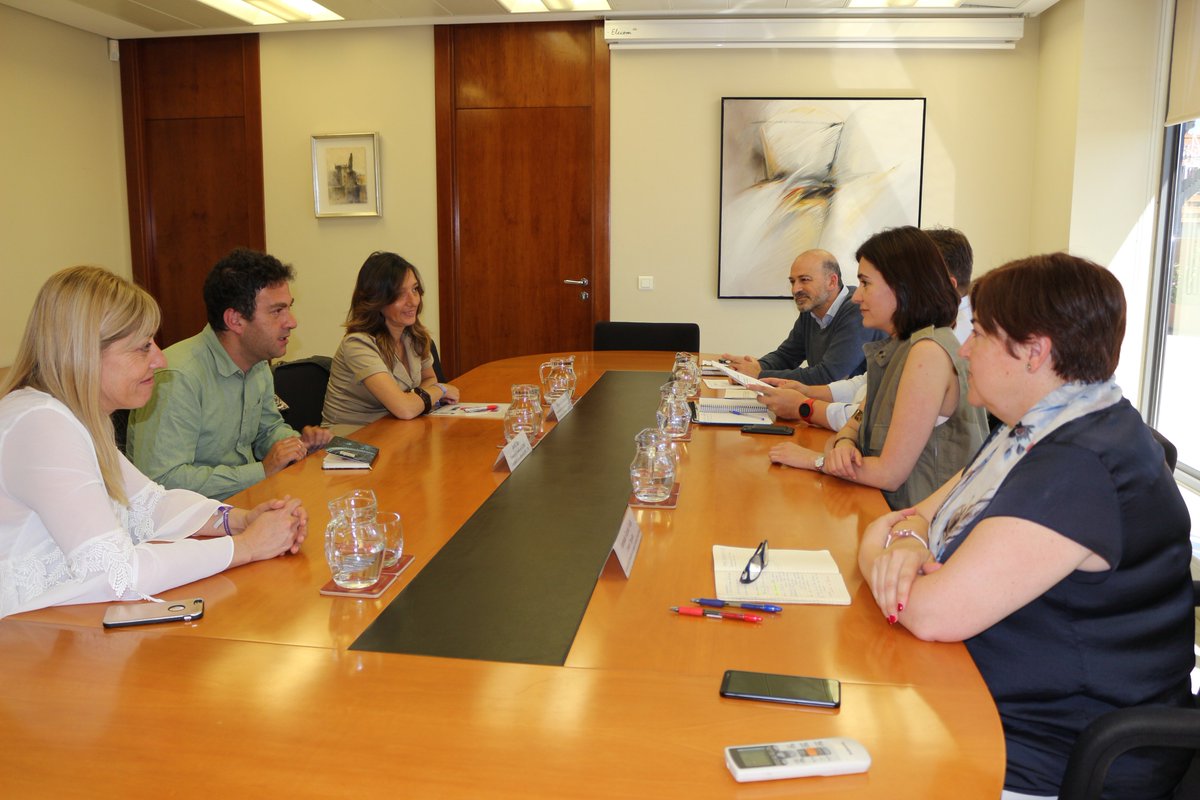 📷<a href="/CarmenMonton/">Carmen Montón</a>  ha mantenido una reunión de trabajo con miembros de @CastelloLGTBI  para abordar temas de interés de este colectivo.