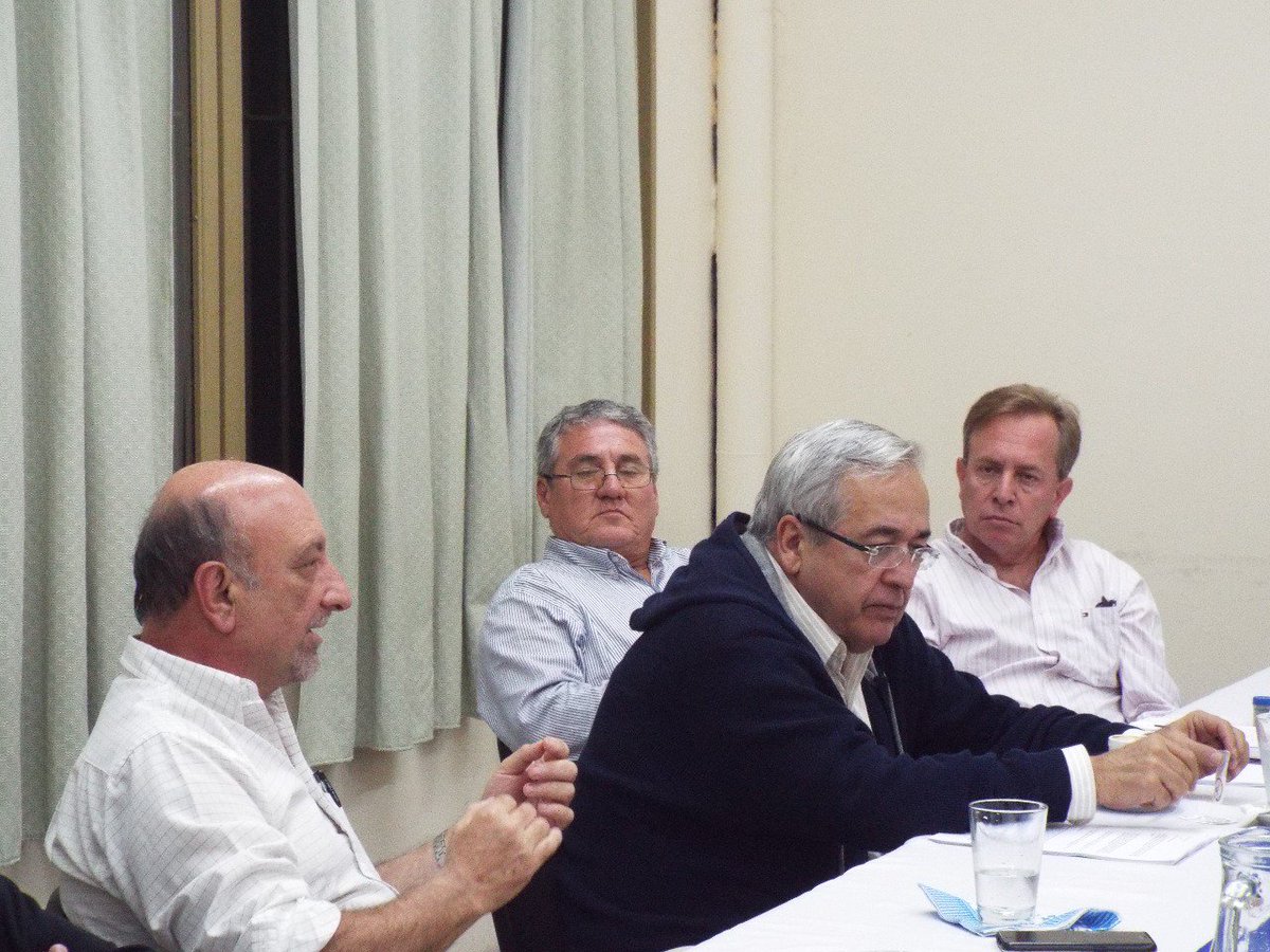 BloquePJSalta's tweet photo. Nos reunimos con el ministro de Salud, Roque Mascarello, para analizar la situación de nuestra provincia y avanzar en la discusión de temas importantes para cada departamento. https://t.co/KtiR2uvx6z