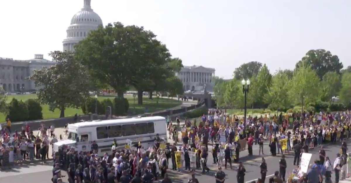 FightForAUnion's tweet photo. Hundreds Protest, Take Arrest In Cities Across U.S. For 'Poor People's Campaign' https://t.co/OANUehbXNd #FightFor15 #PoorPeoplesCampaign https://t.co/wpKvZVX9kF