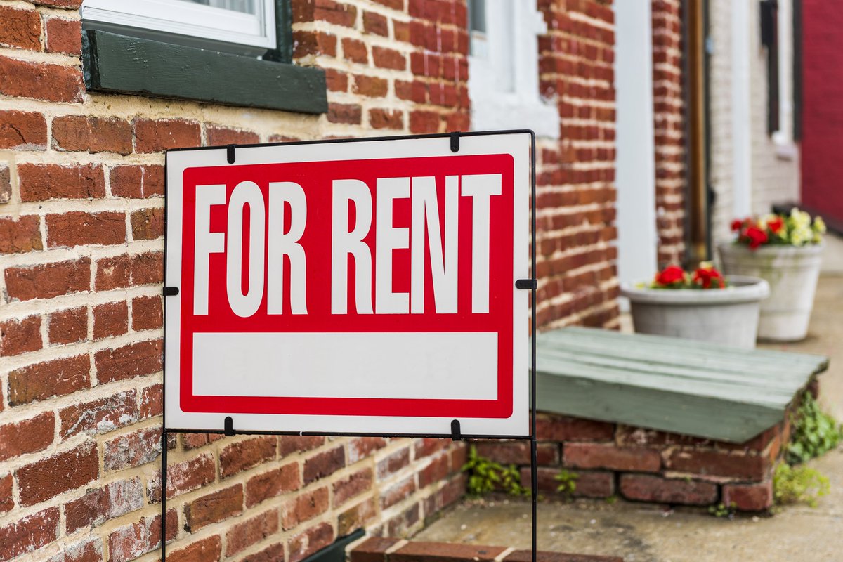 RockyMtnInst's tweet photo. 37% of US housing stock is rented—but for most of us, poorly performing rentals are all too familiar. With Boulder's #SmartRegs program, all rental properties are required to meet minimum #efficiency standards or they will not receive a rental license. https://t.co/EsVlYbNnUU https://t.co/JaEdnwoOOM