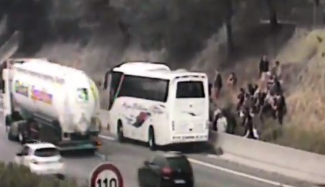 Nice_Matin's tweet photo. Un bus scolaire en panne perturbe fortement la circulation sur l'A8
https://t.co/EthrCkBiDy https://t.co/4yX1u44Dtw