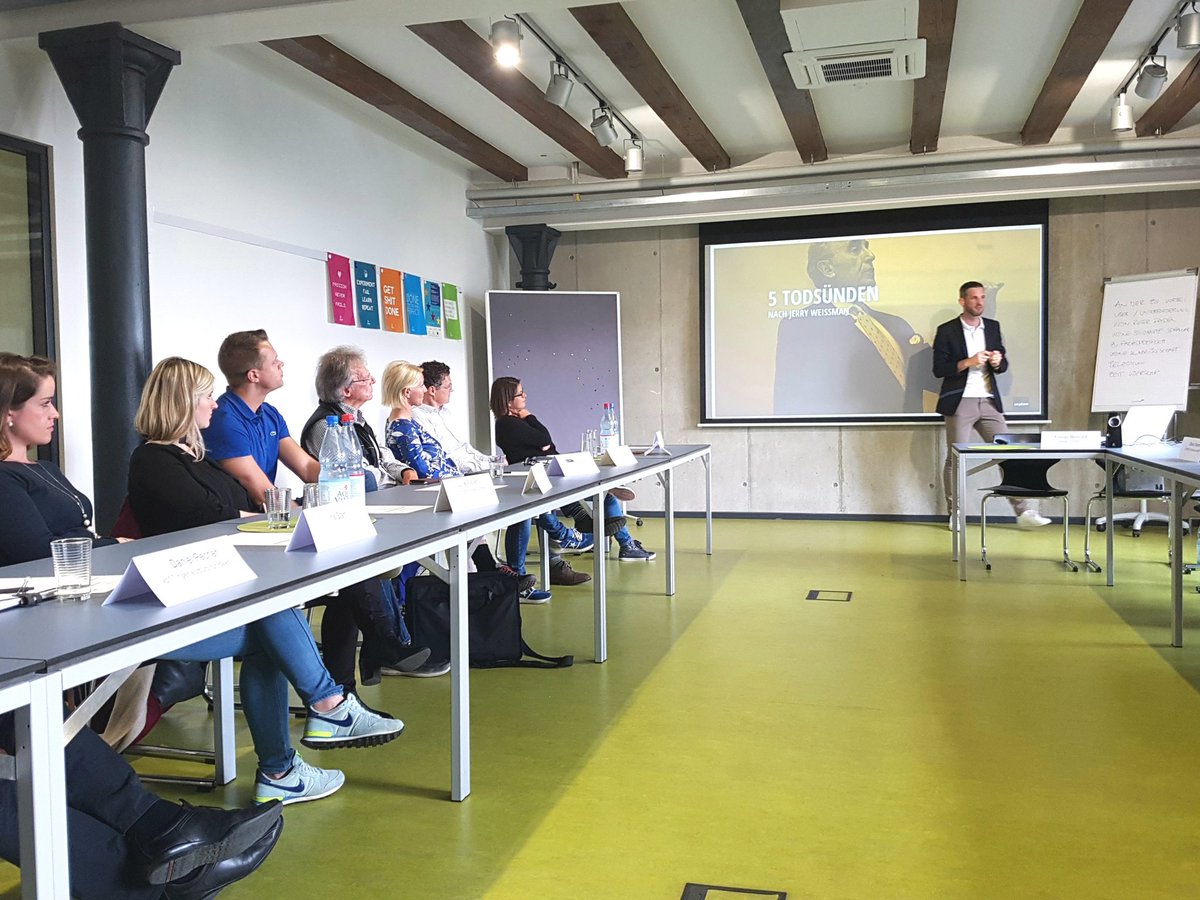 MicialMedia's tweet photo. Der gute @florianbernard von der @EXPLAIN_CREW mit einer ansprechenden Präsentation beim @CyberForum RoundTable. #Karlsruhe #Explain #HowToPresent https://t.co/rKKfuwDAc6