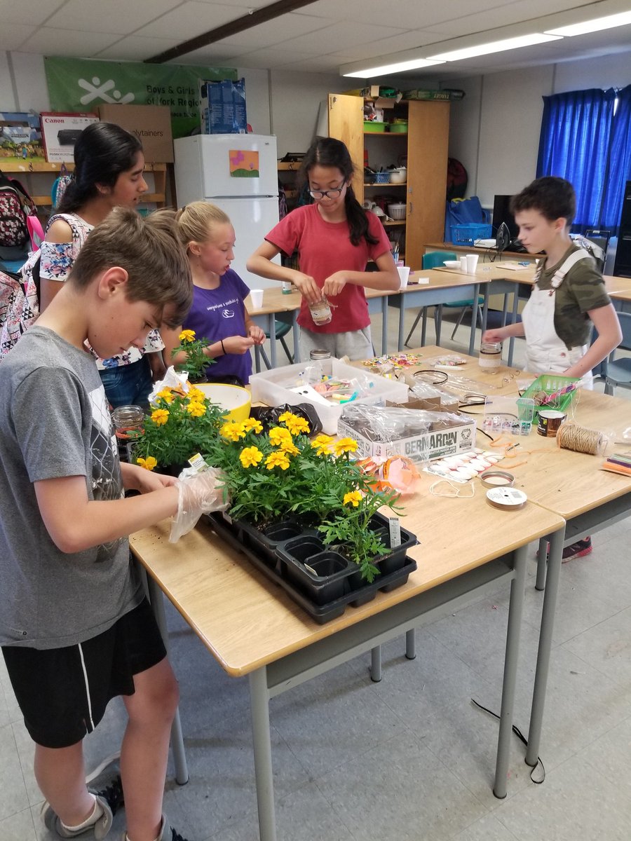 BGCYorkRegion's tweet photo. Filling mason jars with beautifio flowers at program! What a nice surprise gift for our BGCYR parents 🌻 #BGCYR #GardeningForTheDay #SpringIsHere https://t.co/sezsQOxFog