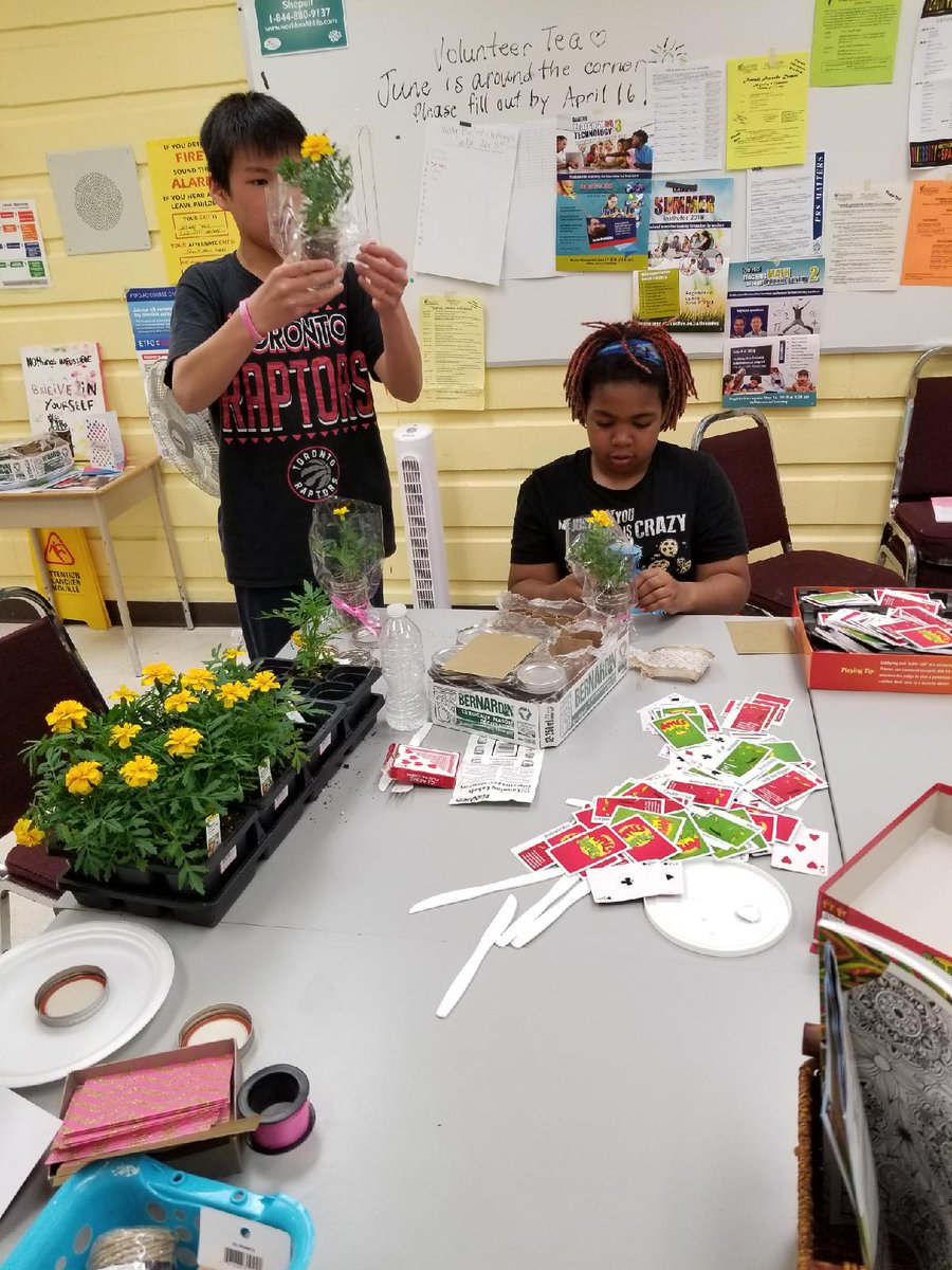 BGCYorkRegion's tweet photo. Filling mason jars with beautifio flowers at program! What a nice surprise gift for our BGCYR parents 🌻 #BGCYR #GardeningForTheDay #SpringIsHere https://t.co/sezsQOxFog