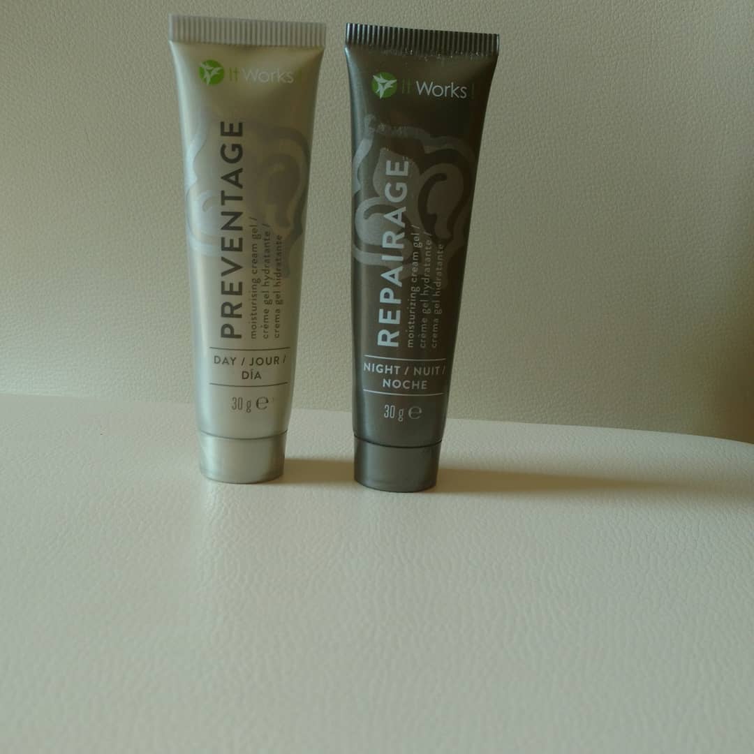 CaroNouvelle's tweet photo. 2 crèmes : la #PREVENTAGE et la #REPAIRAGE.
La #PREVENTAGE est une #CrèmeGelHydratante, riche en nutriments.
Elle contient des #ExtraitsBotaniques et des vitamines qui embellissent la peau. La #REPAIRAGE est une crème gel qui booste la tonalité et la texture de la peau. https://t.co/5bzybgP1aY