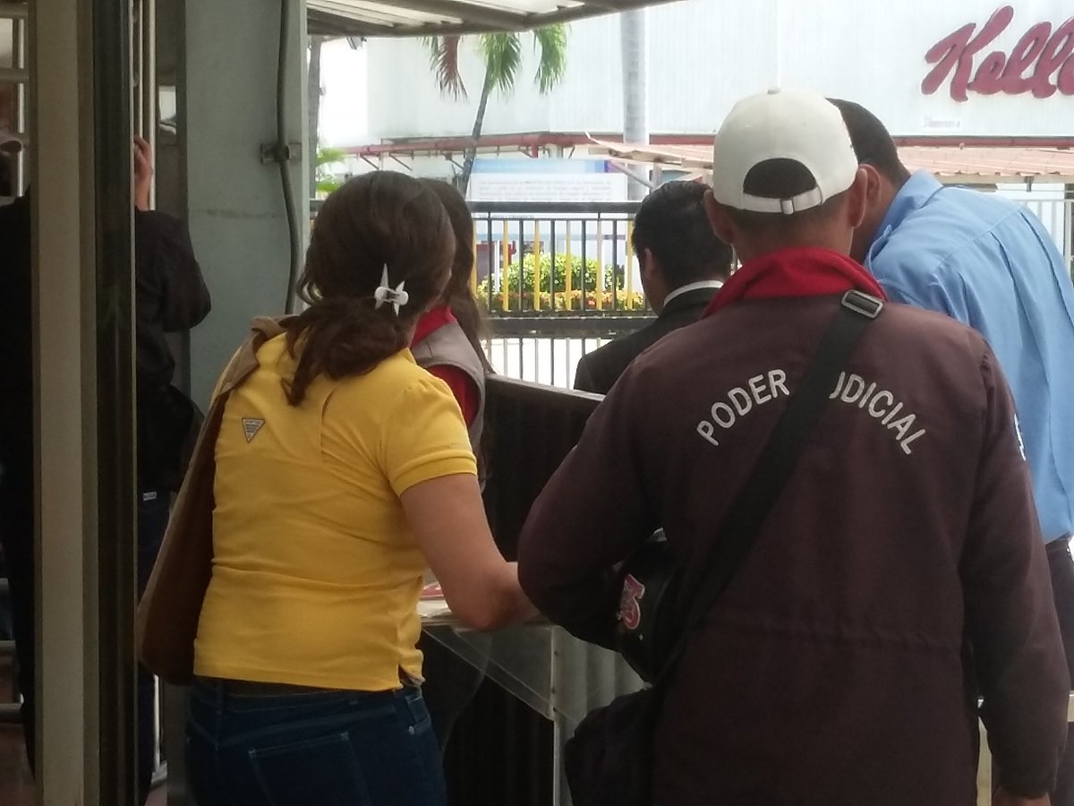 churuguara's tweet photo. #15May Tomada por el Gobierno Nacional empresa #kellogs en #Maracay.  Los 400 trabajadores amanecieron con la liquidación  en sus cuentas https://t.co/kxGEgYMzFR