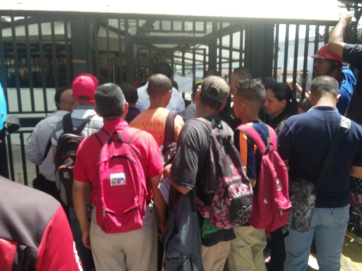 churuguara's tweet photo. #15May Tomada por el Gobierno Nacional empresa #kellogs en #Maracay.  Los 400 trabajadores amanecieron con la liquidación  en sus cuentas https://t.co/kxGEgYMzFR