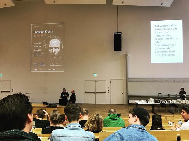 textrahmen's tweet photo. 15.05, 17:45 uhr: „christian kracht. emigration.“ frankfurter poetikvorlesungen 2018, goethe universität frankfurt.
Fussseitwärts, Erzählung, Thorsten Pütz
#takeover #flussseitwärts #txtr #textrahmen #frankfurt #frankfurterpoetikvorlesungen #goetheuni … https://t.co/K0O54mAuIU https://t.co/MipHAjYYB4