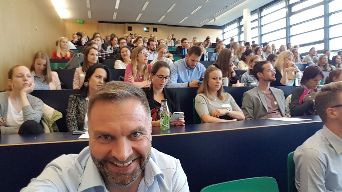 OlafKunz's tweet photo. #diginect18 Ganz schön was los hier - fühle mich geehrt, dass ich hier was erzählen darf zu #AI und #Journalusmus @DisruptMediaCom https://t.co/tOppTRlPZB