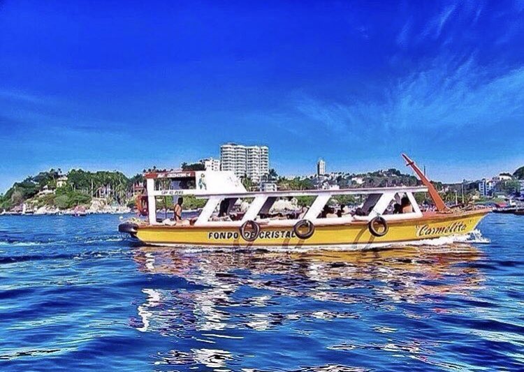 Acapulco's tweet photo. En tu visita al puerto de #Acapulco no dejes de dar un paseo en las tradicionales lanchas con fondo de cristal https://t.co/BMowzT9YBK