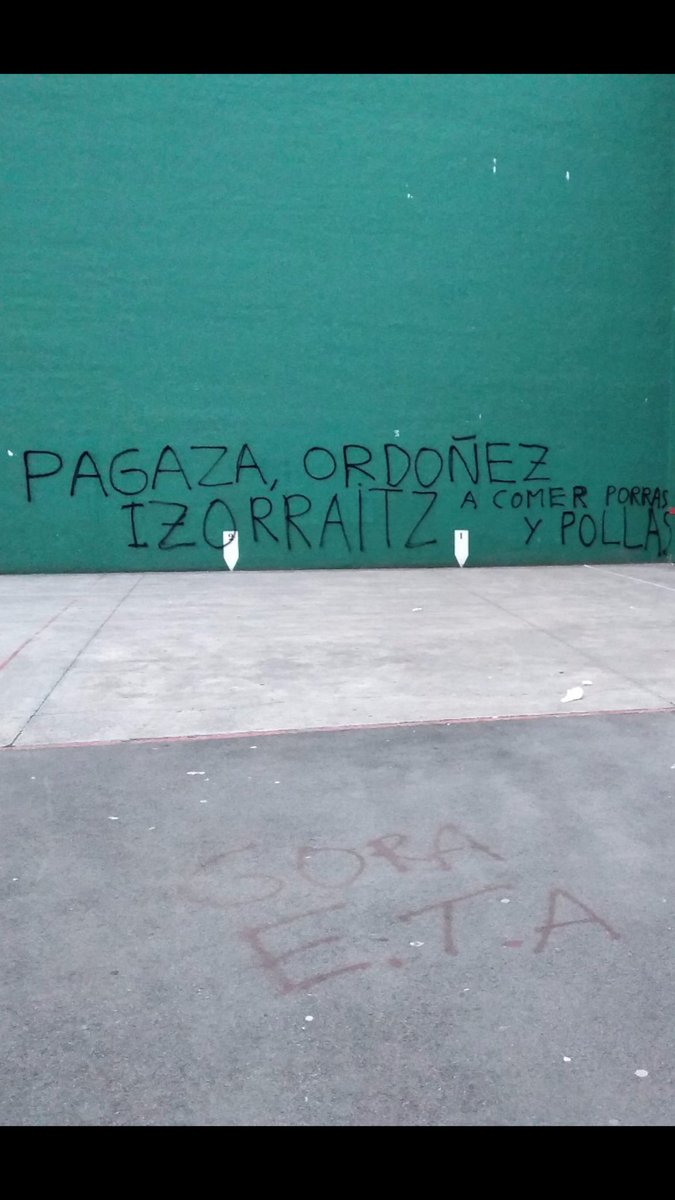 Pintadas hoy en el frontón de Hernani contra Maite Pagaza y Consuelo Ordóñez. Las mandan “a comer pollas”. A ver si alguna asociación feminista lo condena... <a href="/maitepagaza/">Maite Pagazaurtundúa</a> <a href="/ConsuorF/">Consuelo Ordóñez</a>