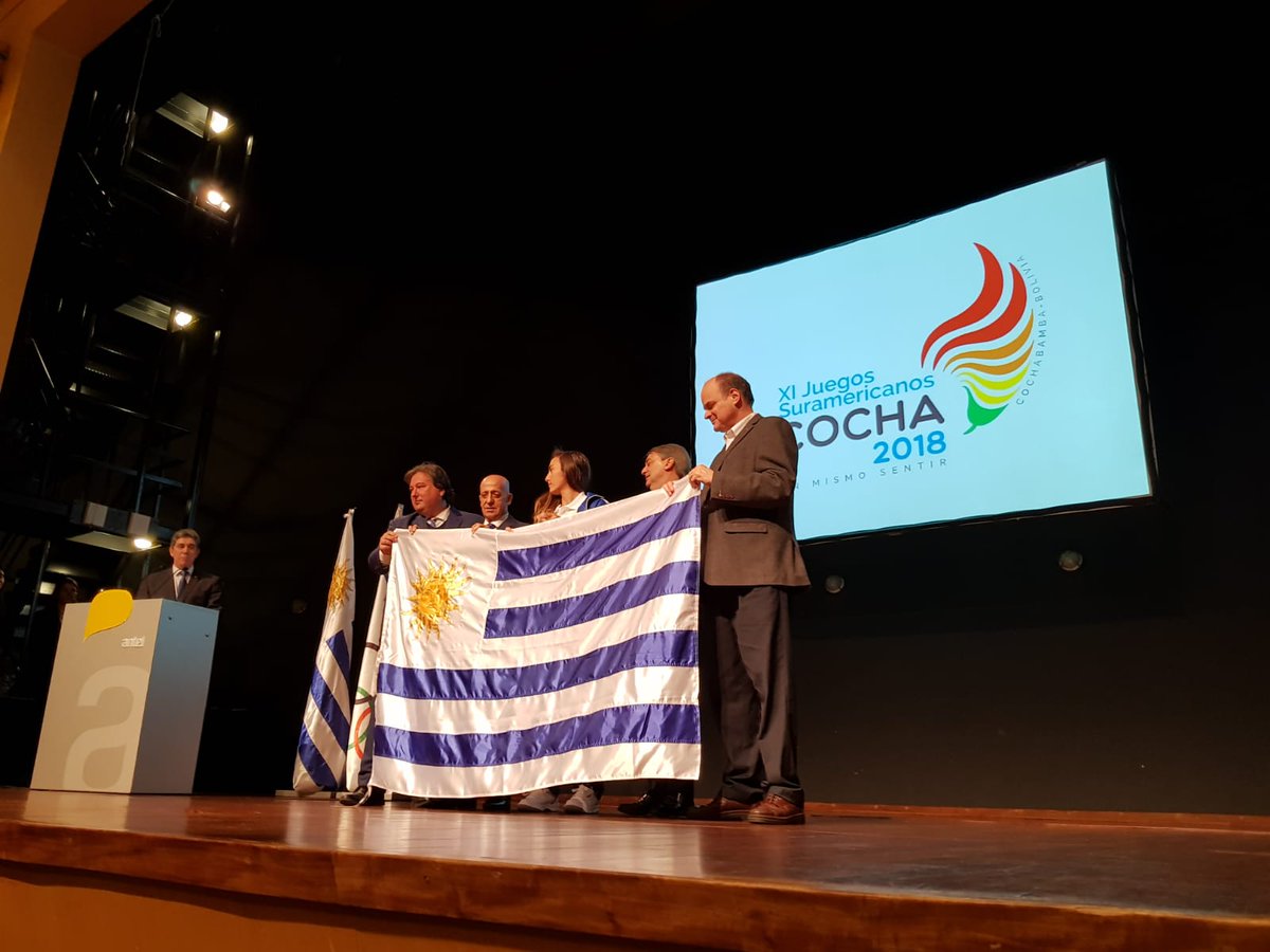 [AHORA] La abanderada de la delegación uruguaya @LolaMoreira399 recibe por parte de las autoridades de #COU y #SND, el Pabellón Nacional que acompañará a nuestros atletas durante la disputa de los XI Juegos Suramericanos #Cocha2018
¡Lo mejor para todos! ¡Arriba 🇺🇾!