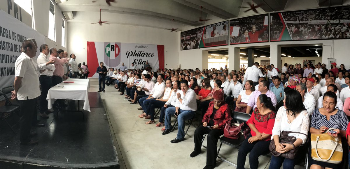 ChiapasPRI's tweet photo. Entrega @JulianNazar_PRI constancia de registro a las y los candidatos a las presidencias municipales y diputaciones locales https://t.co/plNzWB5enW
