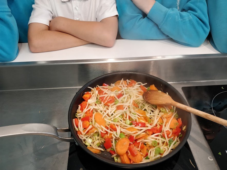 KimCloseCooks's tweet photo. Long but fantastic day seeing children and young adults getting excited about...vegetables! I firmly believe that this is the way forward for ALL our children #VegPower #teaching #startthemyoung #Vegetables #lovewhatyoudo #HealthyFood #HealthyEating #nutrition #kimclosecookery https://t.co/s2mD6N3WId