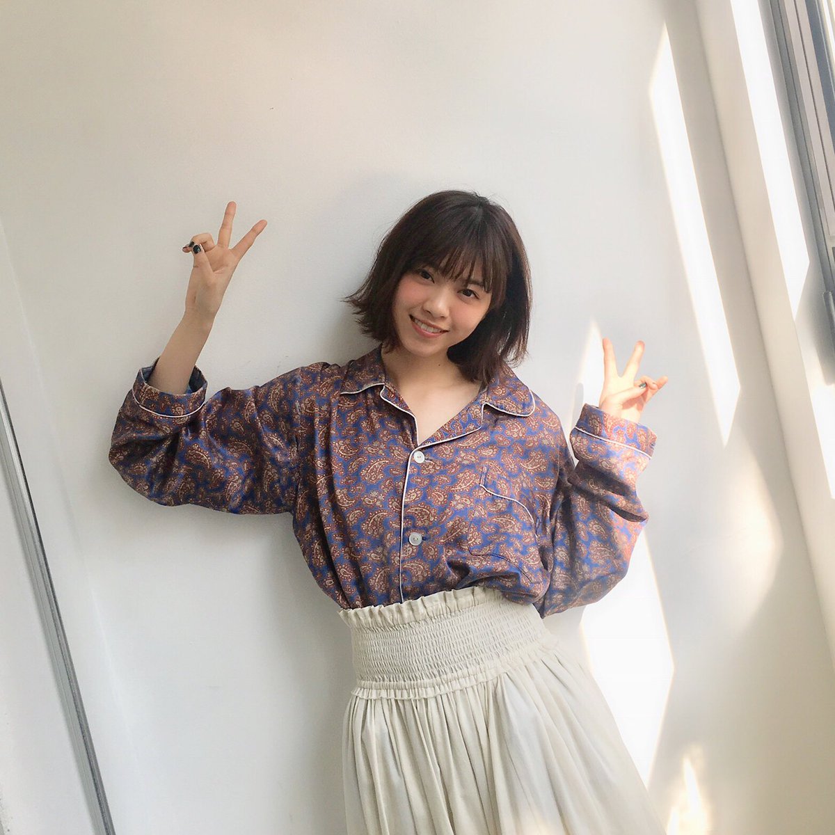 西野七瀬フォトブック わたしのこと 公式 私服企画撮影中 大好きな柄シャツを着て 体が泳ぐサイズ感がよき なぁちゃんの柄シャツコレクションはフォトブックでチェック 西野七瀬1stフォトブック わたしのこと 万部突破 ピースまる祭