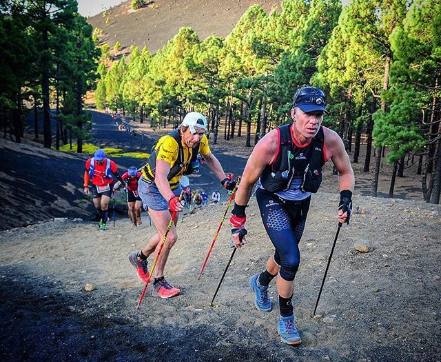 patrickams's tweet photo. Haciendo el indio en fila india, regulando marcha antes que se quemara la junta de la culata 😂. Las  Deseadas. #Transvulcania18 https://t.co/gkYllnhWR3