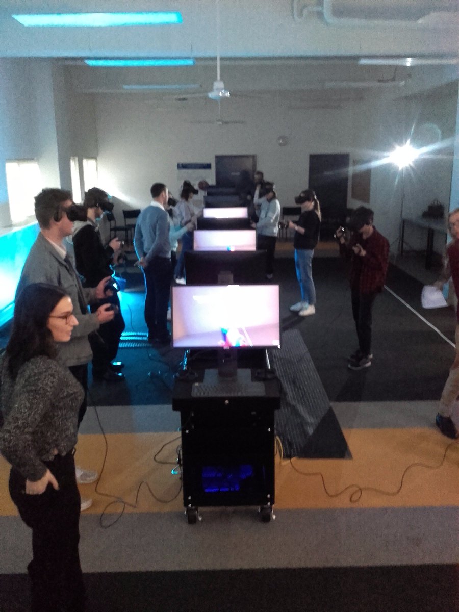 ScopeAU's tweet photo. A room full of students using VR to learn physiology. All part of @unimelb's new Virtual Reality Learning Studio. https://t.co/hB8lZ29pwl