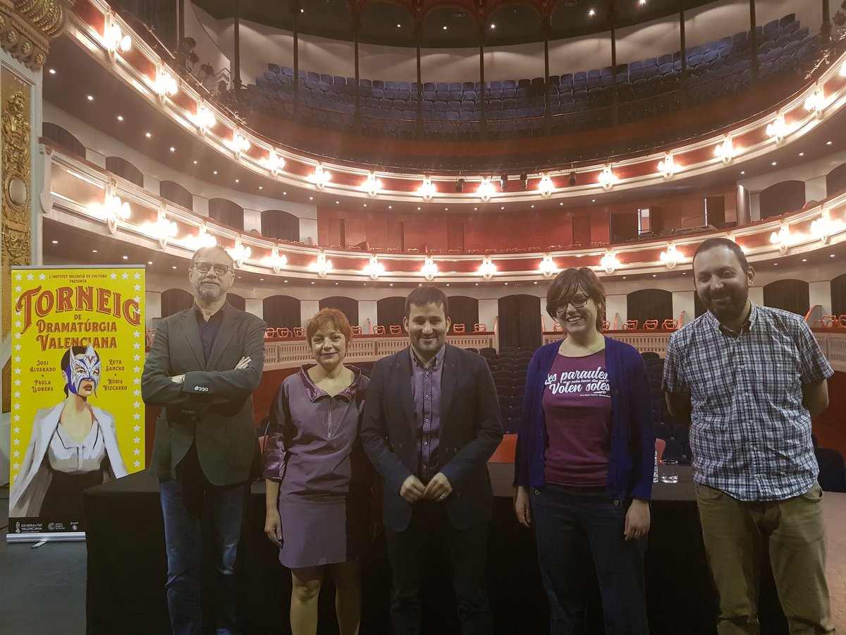 El conseller <a href="/VicentMarza/">Vicent Marzà 🍏</a> ha presentat a Castelló els quarts de final del Torneig de Dramatúrgia Valenciana, una emocionant activitat on els autors/res s’enfronten amb els seus textos en diferents fases. Qui passarà a semifinals? 🥊
📍23 maig. Teatre Principal. Entrada gratuïta