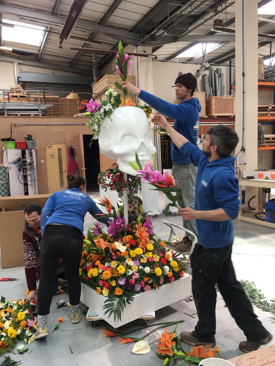 scene2ltd's tweet image. Part 2/5 in our Art of Style special where we show you #HowWeBuild  🛠bespoke sculptures for retail spaces ⚡️Brief via @maynineteen The second sculpture was inspired by the Mexican Day of the Dead imagery 💀We had lots of fun with these and the flowers 🌸 🌺🌼💙