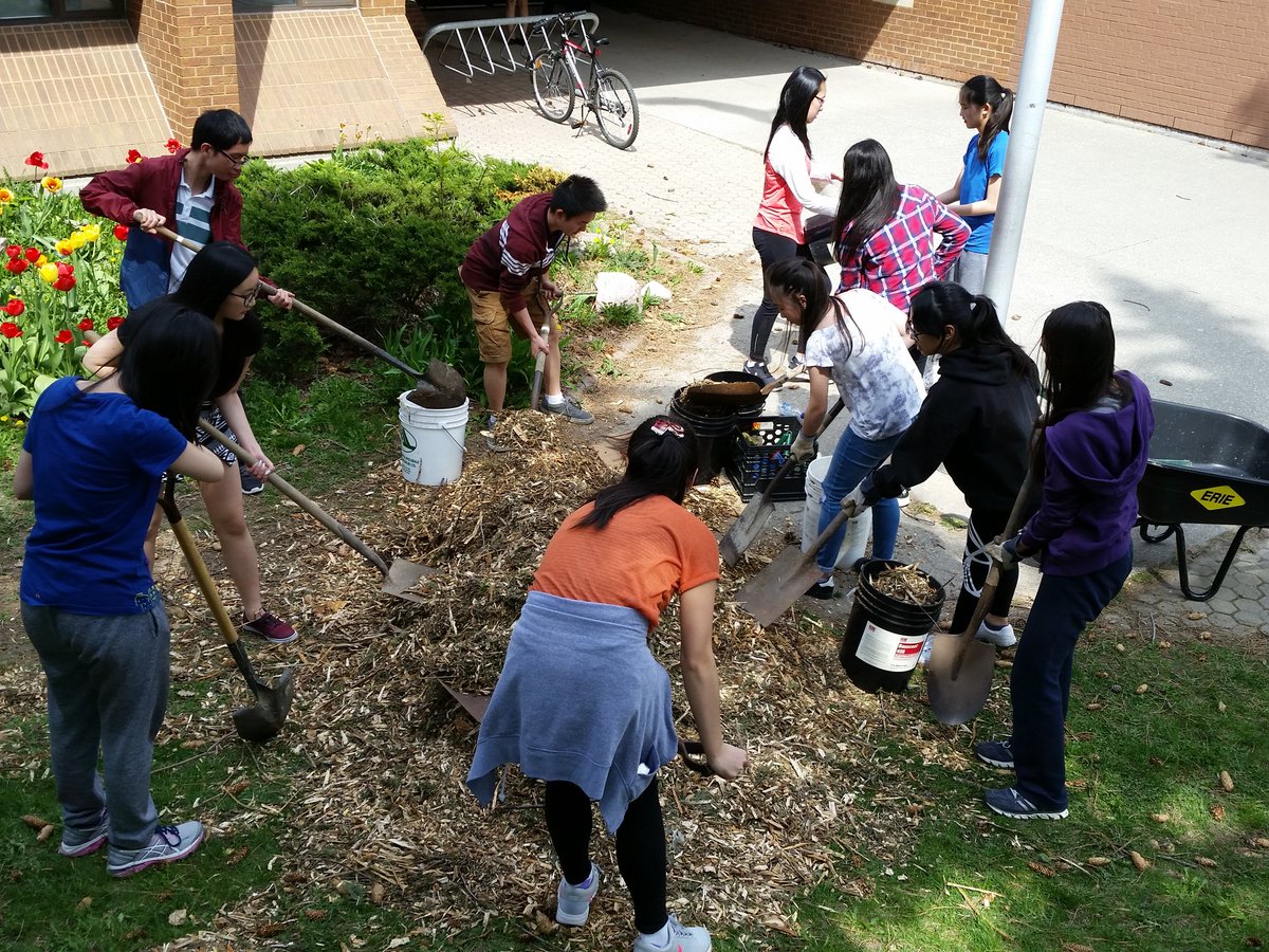 BethuneBEAT's tweet photo. It must be spring!  BEAT has been working outside putting mulch around Bethune's trees. @TDSB_BethuneCI @EcoSchoolsTDSB https://t.co/AsSig6uxel
