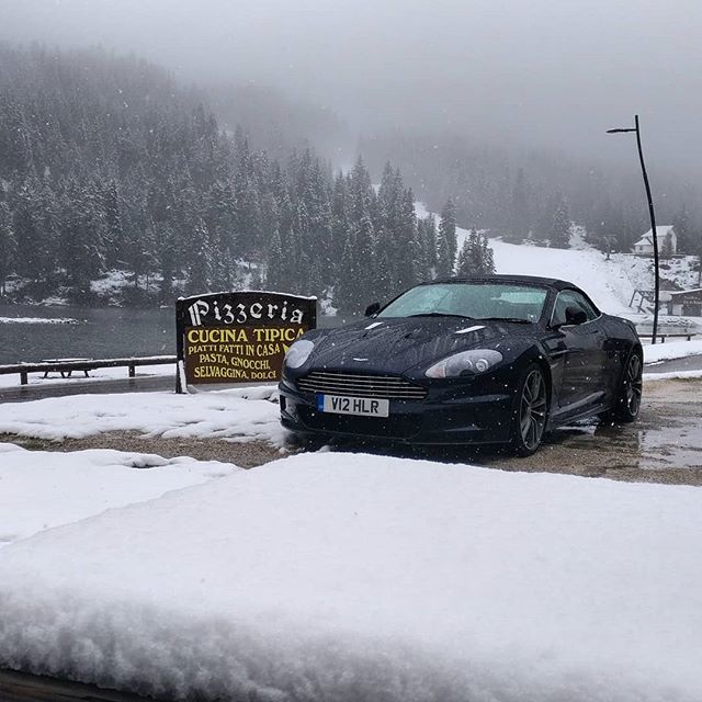 speedgeeks_de's tweet photo. Summer in the mountains ... #aston #martin #vantage #v12 #carbonbrakes #astonmartin https://t.co/JjW08mZI01 https://t.co/wVwlZdnCE9