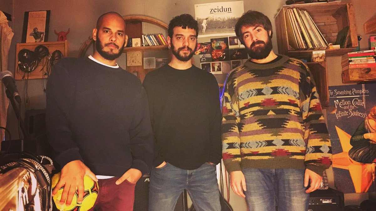 concursmusicabd's tweet photo. Més bandes! 
Donem la benvinguda a la cantautora i percussionista brasilera @JabuMorales, #Espacea grup de música indie i eletrónica tropical, #Simètric banda de folk-rock les cantautores @_ClaudiaCabero_  i #Patrycia, i #TheMentres banda de pop-rock!

#concursbdn #musica #live https://t.co/9ZUtNkthQV