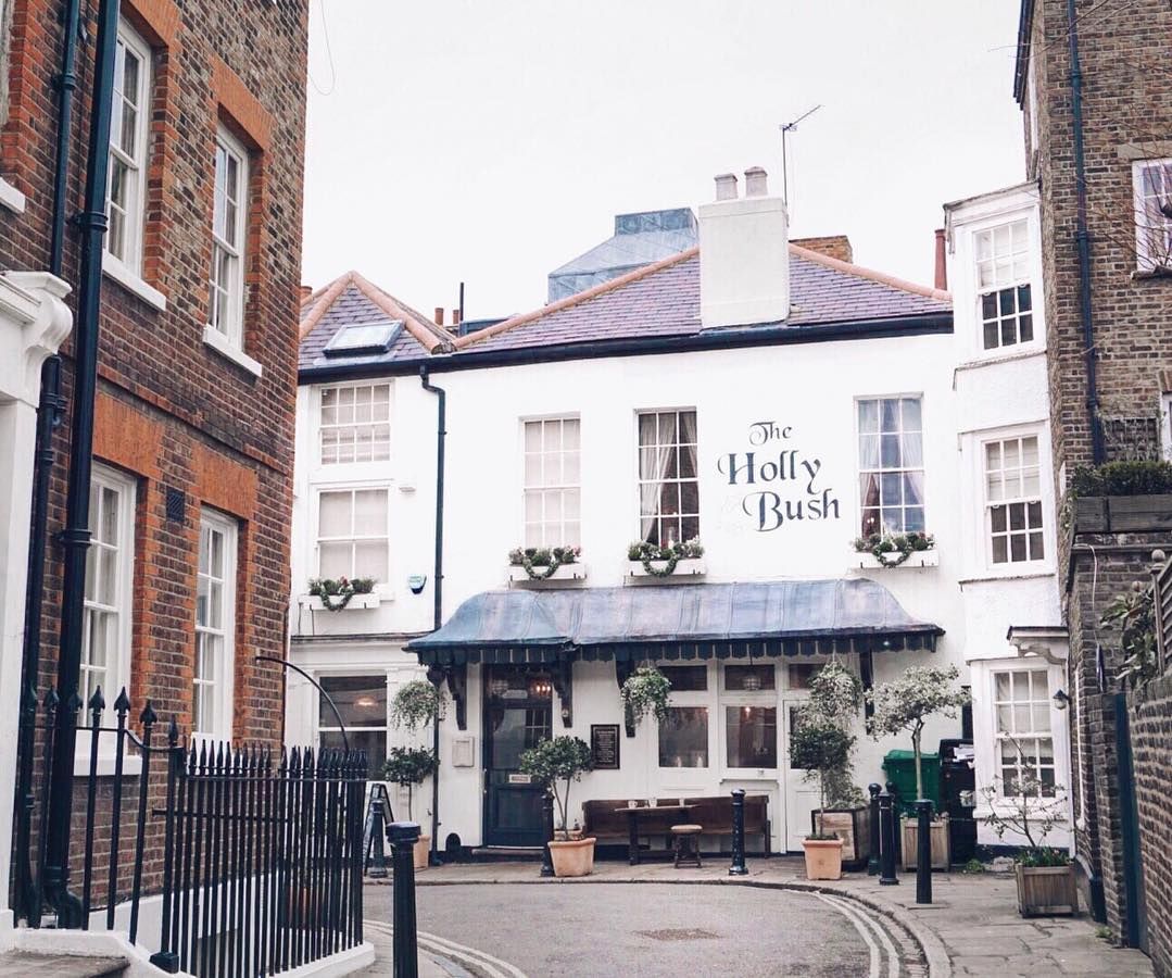 TheRealEffect's tweet photo. This Just Looks So Familiar... 🏘️
📸 @alla_zakheos  @Instagram
#RealEffect #SilverJewellery #Jewellery #Fashion #Shopping #Jewelery #JewelleryDesign #JewelleryLovers #JewelleryTrends #JewelleryDesigner #Style #London #LondonBlogger #Blogger #Woman #Engagement #Wedding #Trendy https://t.co/hWUo1rrTJF