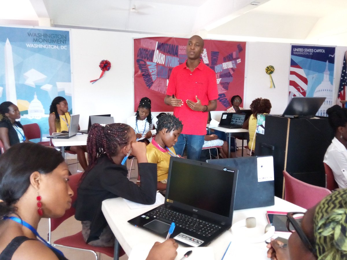 ABDBAMBA112's tweet photo. @FemaleTechCamp , jour 2, communication 2: nos #braves #jeunes #filles arpentent les arcanes du graphisme avec @efycacement . En levée de rideau, le know-how des réseaux sociaux avec @nadegeafoutou . #FTCLome2018 https://t.co/JDmssrfoKp