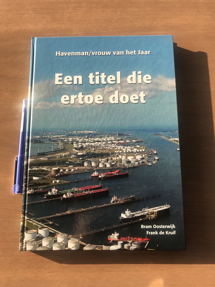 RichardEijk's tweet photo. Mooi alle Rotterdamse Havenmannen en vrouw bij elkaar te zien tijdens jaarlijkse vaartocht. Dit jaar extra feestelijk met uitreiking eerste exemplaar ‘Een titel die ertoe doet’. #MakeitHappen #havenman https://t.co/bYakeY3eLa