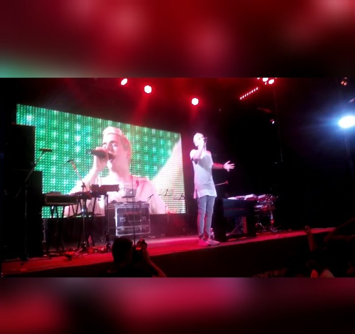 Elizabeth_yl's tweet photo. #Eurovision 
Я помню как буквально 1,5-2 года назад @_MELOVIN_ приезжал в Запорожье на открытие магазина спеть пару песен и тогда я открыла его для себя .
Теперь этот парень покорил сцену Европы и миллионы сердец и он заслужил,что бы его знали,любили и уважали. https://t.co/dVUUMActDh