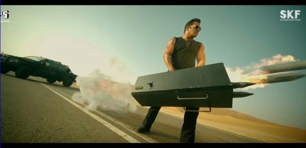 SRKsARJUN's tweet photo. @BeingSalmanKhan @SKFilmsOfficial @AnilKapoor @ShahDaisy25 @Asli_Jacqueline @thedeol @remodsouza @RameshTaurani @Saqibsaleem @Freddydaruwala @tipsofficial @2454abudhabi Bhago bhosdiwalo mention se

#Race3Trailer https://t.co/VorYgiC5x1