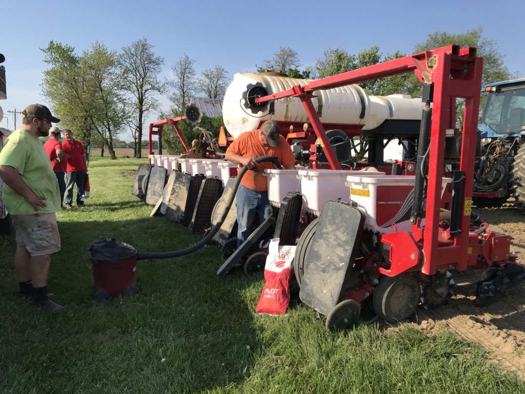 JaydeSills's tweet photo. Great evening spent putting in a @LGSeeds @GreatLakesSeed corn plot in Jay County Indiana. https://t.co/v9sDs4ayqP