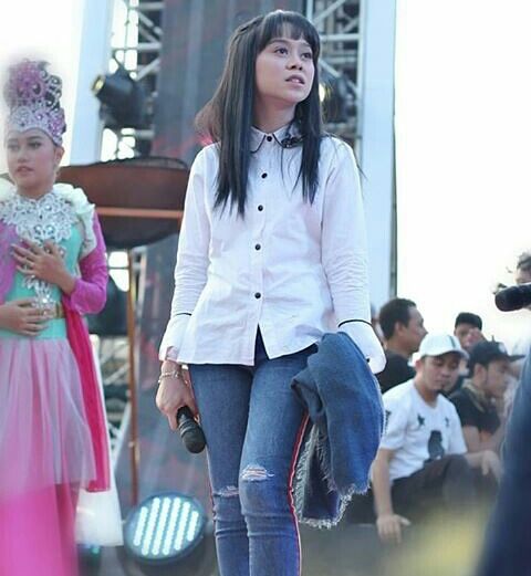 selalu bersukur atas apa yang allah berikan...
dialah sang diva...
d awal kemunculan nya menggebrak dunia....sampai detik ini dia masih bertahan.semoga selamanya.aamiin..
#LestiDiPestaSangJuaraLIDA