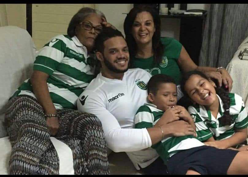 NucleoSCPLuanda's tweet photo. O @NucleoSCPLuanda deseja um feliz #DiadaFamília a todo o universo leonino.  #FeitodeSporTIng #UniãodeAço #NucleoSCPLuanda #NSCPL https://t.co/ZNeTPUOJr8