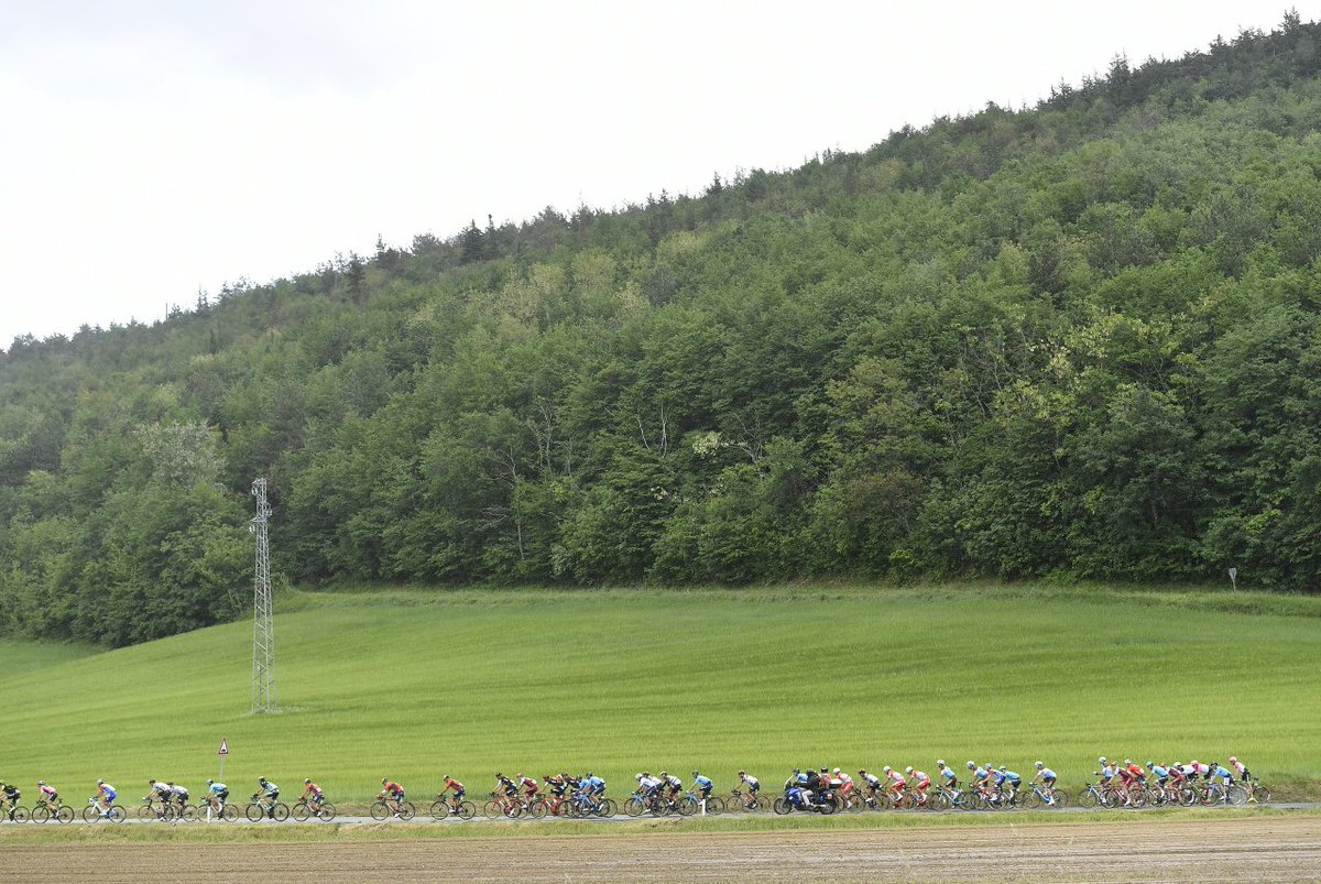 📌 Stage 10
🗺 Penne ➡ Gualdo Tadino
📍 km 124 
🚴‍♂️  Gruppo Maglia Rosa
⏱ 1'26 > Gruppo <a href="/estecharu/">Esteban Chaves</a> 
🖥 live: giroditalia.it/eng/live/  
🏁 120 km
#Giro101