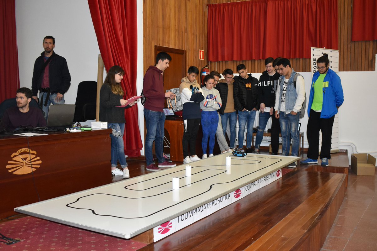 CIFerrol's tweet photo. O equipo integrado por Walter Pando, Ana Rivas, Marta Rodríguez e Martín Roi do IES Sofía Casanova de #Ferrrol gañou a I Olimpiada Robótica da @Eupferrol. No concurso participaron 44 estudantes de ESO e BACH dos institutos Ferrol Vello, Sofía Casanova e Concepción Arenal @UDC_gal https://t.co/MFIuGeEO7v