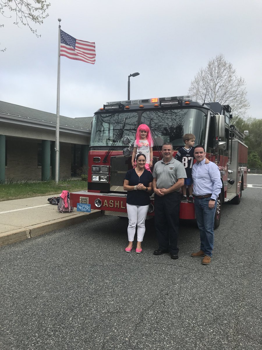 cmulvey32's tweet photo. Fun way to start the day! @AEFIpublicity @WarrenSchool @AshlandFireDept #pinkhairday https://t.co/Ubt0p6JobI