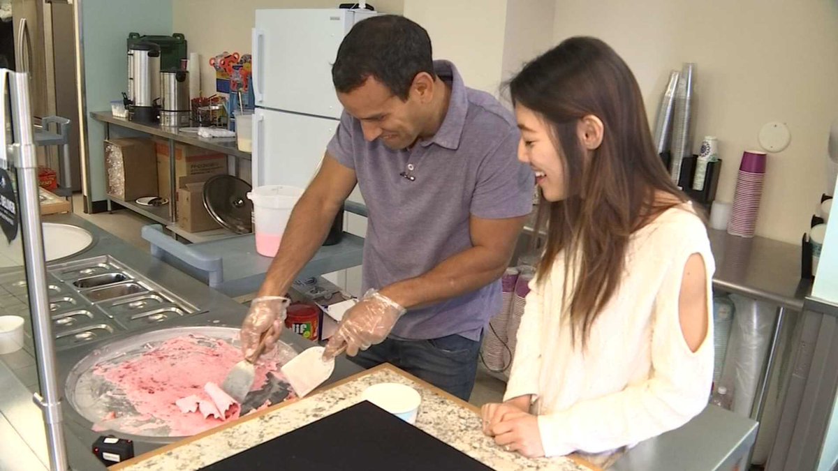JoeVFox12's tweet image. Ready to roll! Making Thai-style rolled ice cream at #22below. Check out the finished product today on @fox12oregon #OnTheGoWithJoe