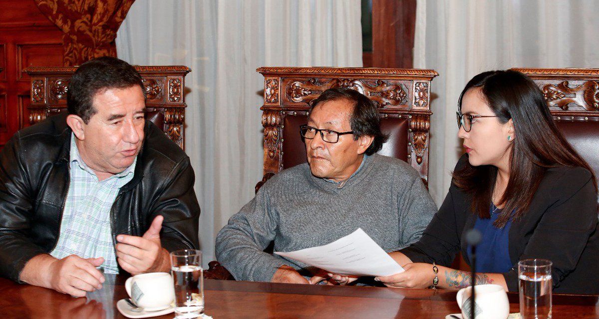 GoberCarchi's tweet photo. Quito, (Pichincha) El Gobierno Nacional entregó la información relativa al secuestro y posterior asesinato de los tres integrantes del equipo periodístico de diario El Comercio -ocurrido en la zona fronteriza con Colombia, el pasado mes de abril- a los familiares de las víctimas https://t.co/nCZEXrOP8u
