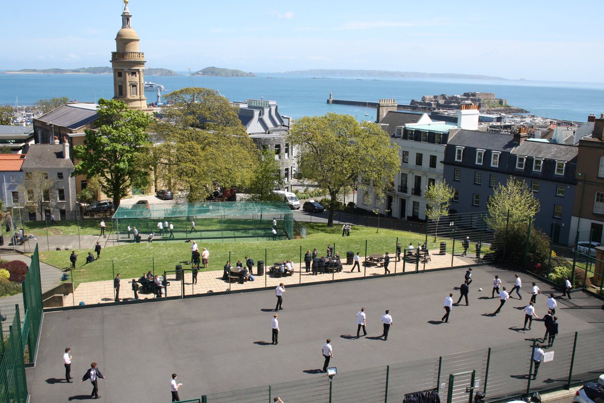 A beautiful day at College
#lunchtime