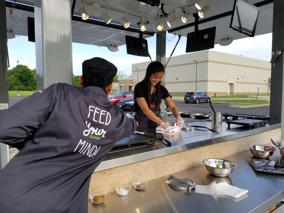 Indygrl93's tweet photo. ELLY MOBILE TEACHING KITCHEN READY FOR GUION CREEK MIDDLE SCHOOL.  #PIKEREDDEVILS #PIKEPROUD @ellythemtk @DrFloraIndy @PikeSchools @GuionCreekMS https://t.co/EXNPKRxURQ