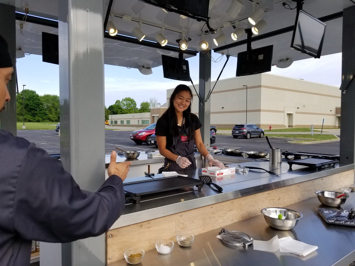 Indygrl93's tweet photo. ELLY MOBILE TEACHING KITCHEN READY FOR GUION CREEK MIDDLE SCHOOL.  #PIKEREDDEVILS #PIKEPROUD @ellythemtk @DrFloraIndy @PikeSchools @GuionCreekMS https://t.co/EXNPKRxURQ