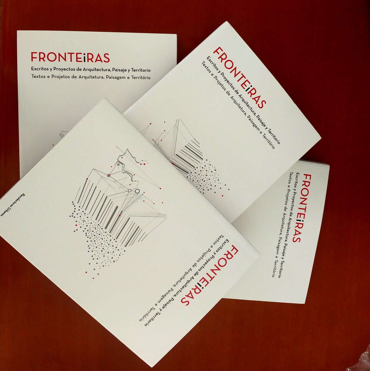 ArquiExt_COADE's tweet photo. Acabamos de recibir esta preciosa edición de @rEcolectores 
Escritos y Proyectos de Arquitectura, Paisaje y Territorio
Gracias @fronteiras_eu https://t.co/P1Tb7UGBoG
