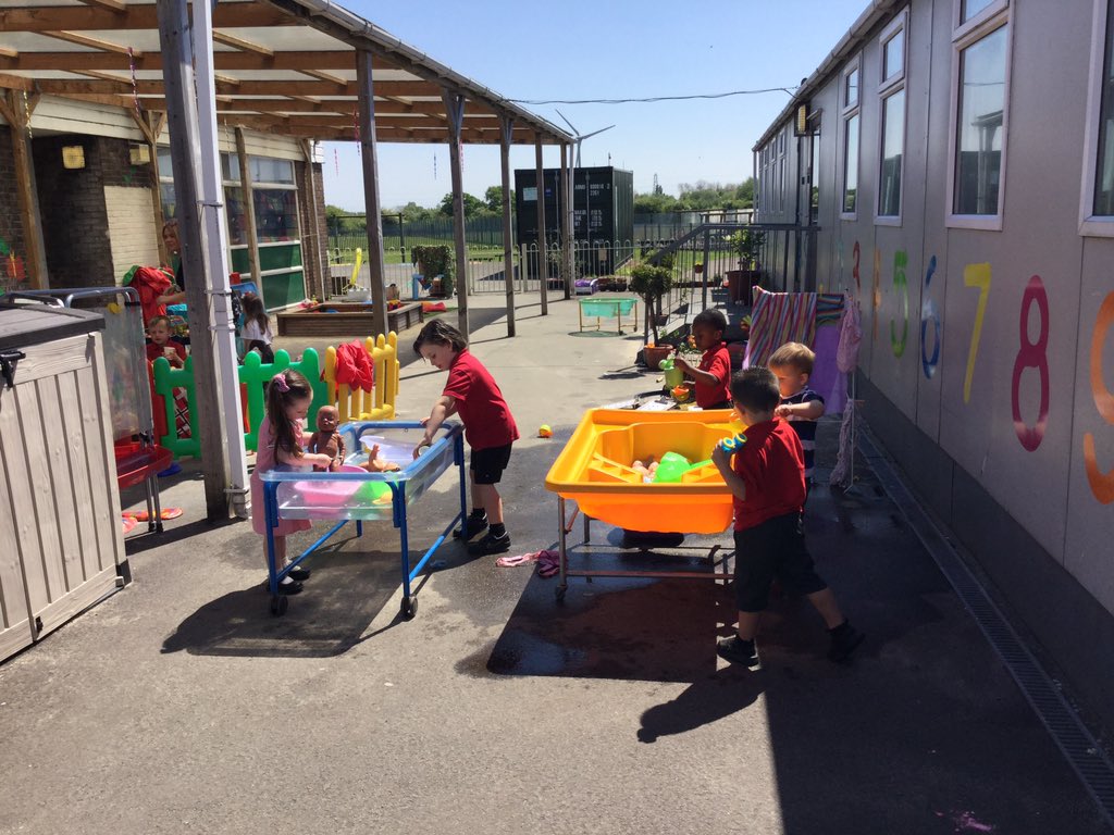 SJLCARDIFF's tweet image. Our youngest learners enjoying developing their independent skills in the glorious sunshine🌞🌞🌞🌞 #EY #sustainedengagement #outdoorlearning
