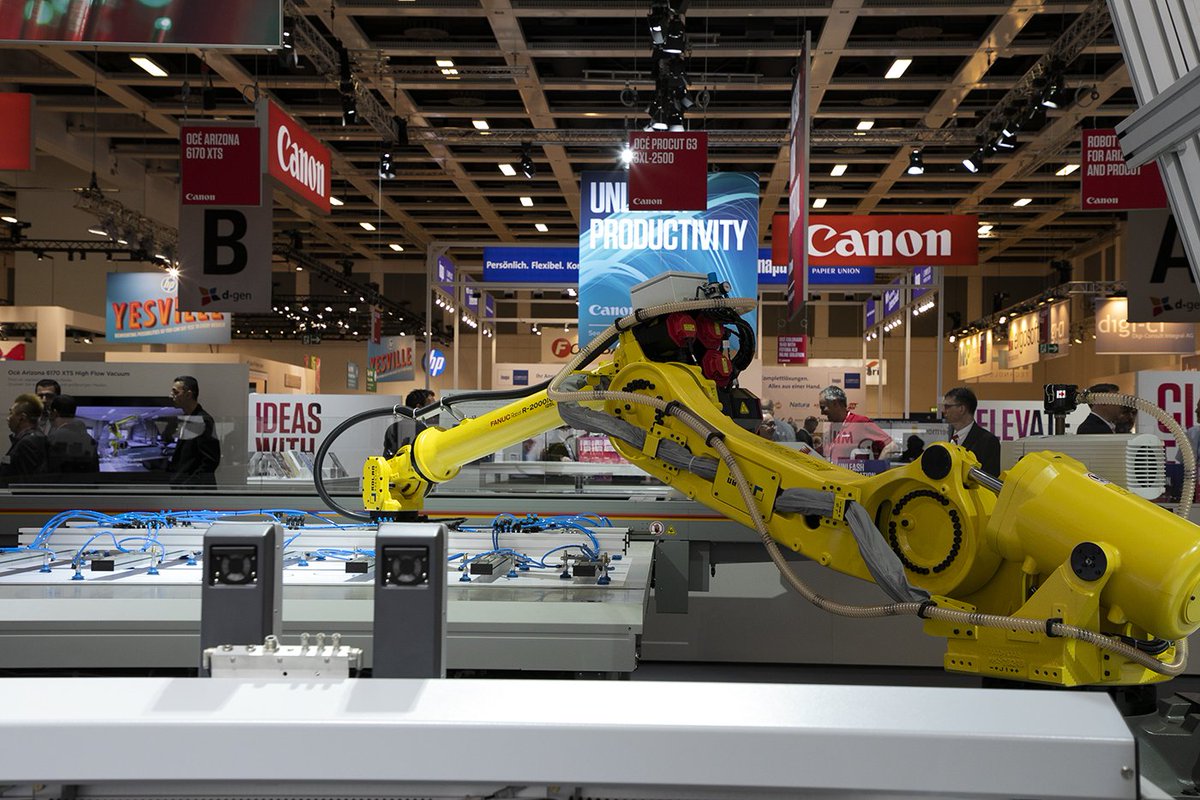 CanonProPrintNL's tweet image. Kom deze week naar hal 3.2 van #FESPA2018 en bekijk een gerobotiseerde workflow met de Océ Arizona 6170XTS, live in actie! #UNLEASHPRINT