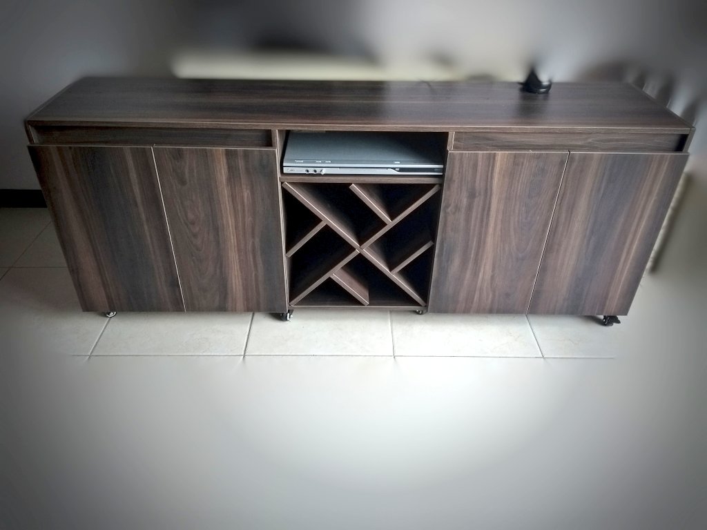 JFCarpinteria's tweet photo. Todos nuestros diseños son personalizados. Esta #licorera cuenta con amplios espacios y tiene un diseño geométrico en el centro para el almacenamiento de botellas. Personaliza tu #hogar 
#jfcarpinteriaydiseño #diseñodemuebles #carpinteria #Medellin https://t.co/tPzSWYPas8