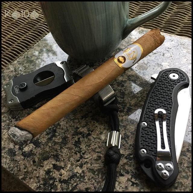 FamousSmokeShop's tweet photo. 📷 by @kingten186 - Starting the day off with a Oliva Connecticut Reserve Lonsdale. Have a great week 👍🏻🍂💨☕️ #olivacigars #eightoclockcoffee #steelwillknives #cutjack #kochculprit #cigars #cigar #coffee #coffeeandcigars #cigarsandcoffee #coffeean… https://t.co/8vtOEufchw https://t.co/1TVvMBdtmT