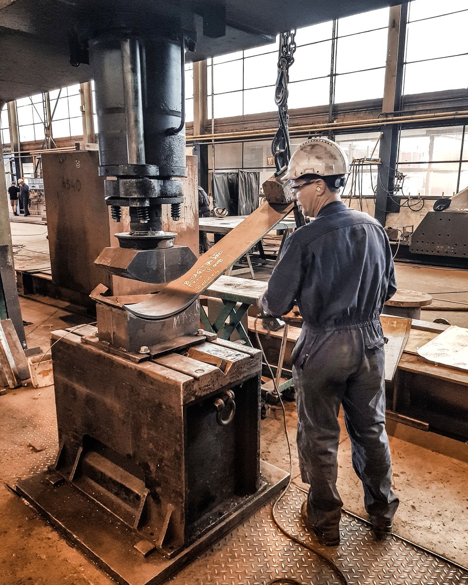 Solidd_StStruc's tweet photo. Siepie achter de #persmachine #demensachterSOLIDD #SOLIDDSteelStructures #staal #constructies #sumar #bruggen #kranen #machinaalbewerken #noodbruggen #offshore onderdelen #sluizen #stuwen #bruggenbouwers #staalwerk #mooiwerk https://t.co/sShMKgieKr