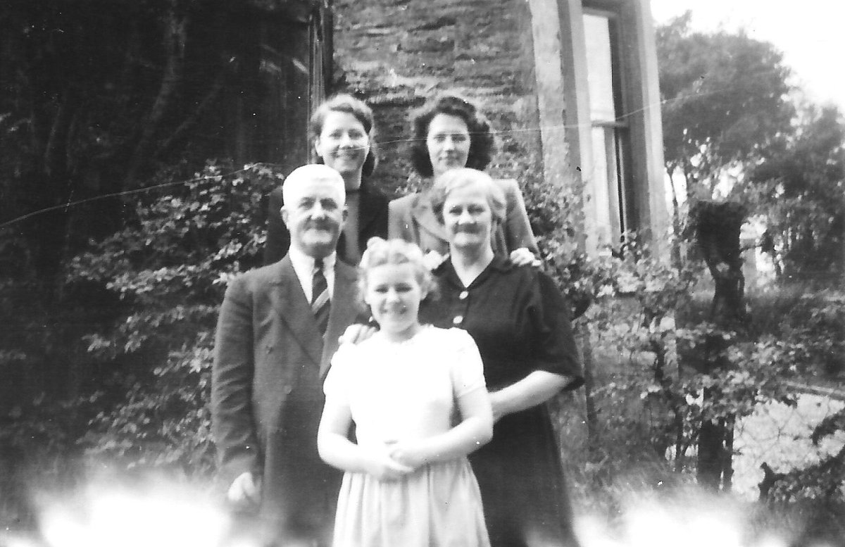 wharf42's tweet photo. Anyone recognize these folks c1948.  Photo taken in Glasgow.  #Glasgow #KirkFamily #Writenamesonphotos https://t.co/jB9m5me7ZU
